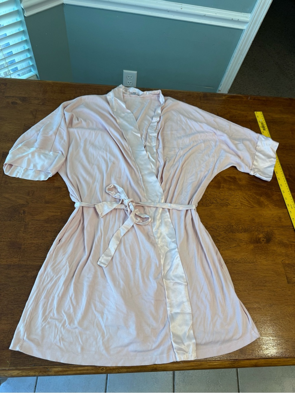 Lightweight Satin-Trim Short Robe in Pale Pink